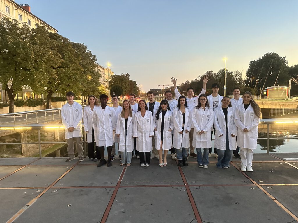 Estudiantes de Medicina y Odontología en un almuerzo de bienvenida de MediStart en Rijeka