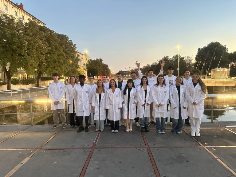Estudiantes de Medicina y Odontología en un almuerzo de bienvenida de MediStart en Rijeka